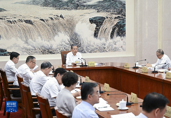 趙樂際主持全國人大常委會第十一次委員長會議