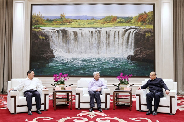  許勤在哈拜會(huì)全國(guó)人大常委會(huì)副委員長(zhǎng)、民盟中央主席丁仲禮
