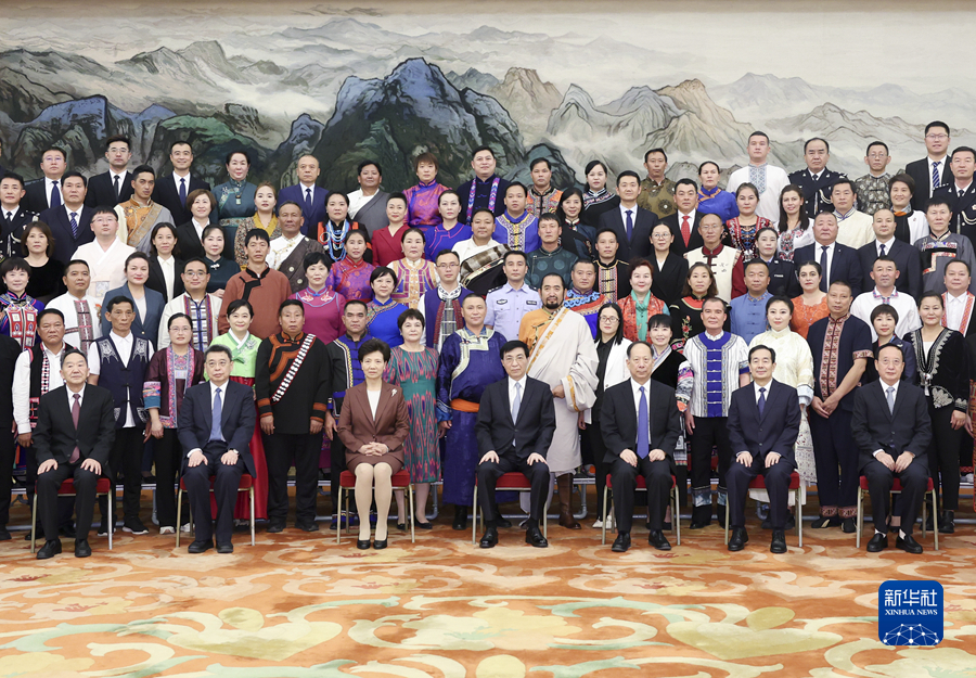 王滬寧會(huì)見全國(guó)少數(shù)民族參觀團(tuán)
