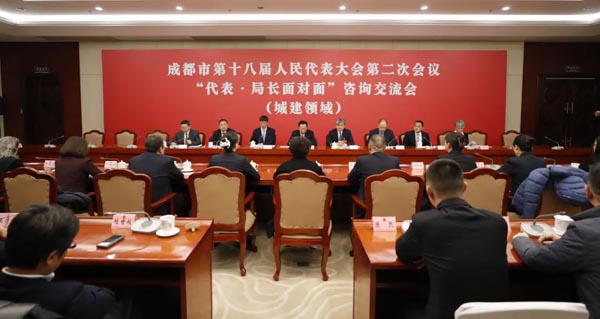  157名人大代表夜“問”局長　成都市人代會(huì)歷史上首次開展“代表•局長面對(duì)面”咨詢交流活動(dòng)